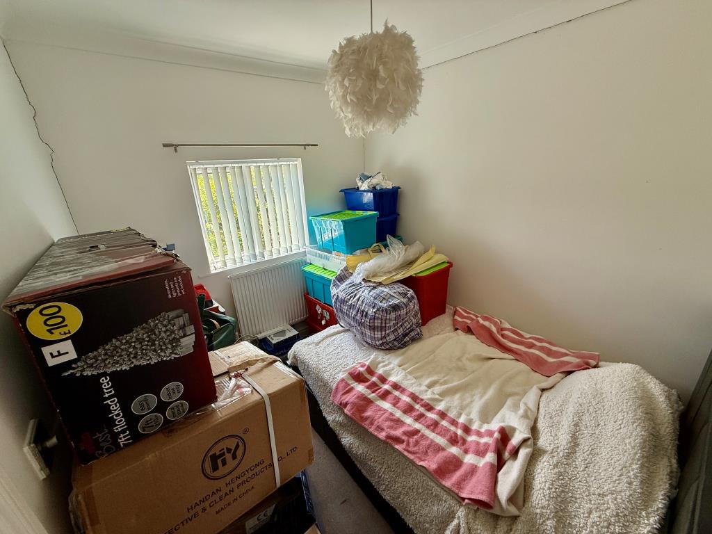 Lot: 119 - SEMI-DETACHED HOUSE IN NEED OF STRUCTURAL REPAIR - Bedroom two